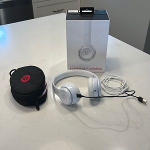 Beats solo3 wireless headphone. Like new all wires and parts